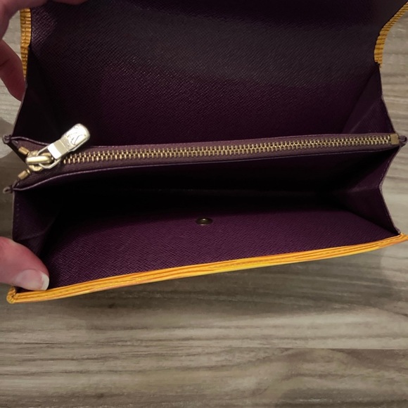 Louis Vuitton Epi Leather Long Wallet Bifold - Picture 5 of 9